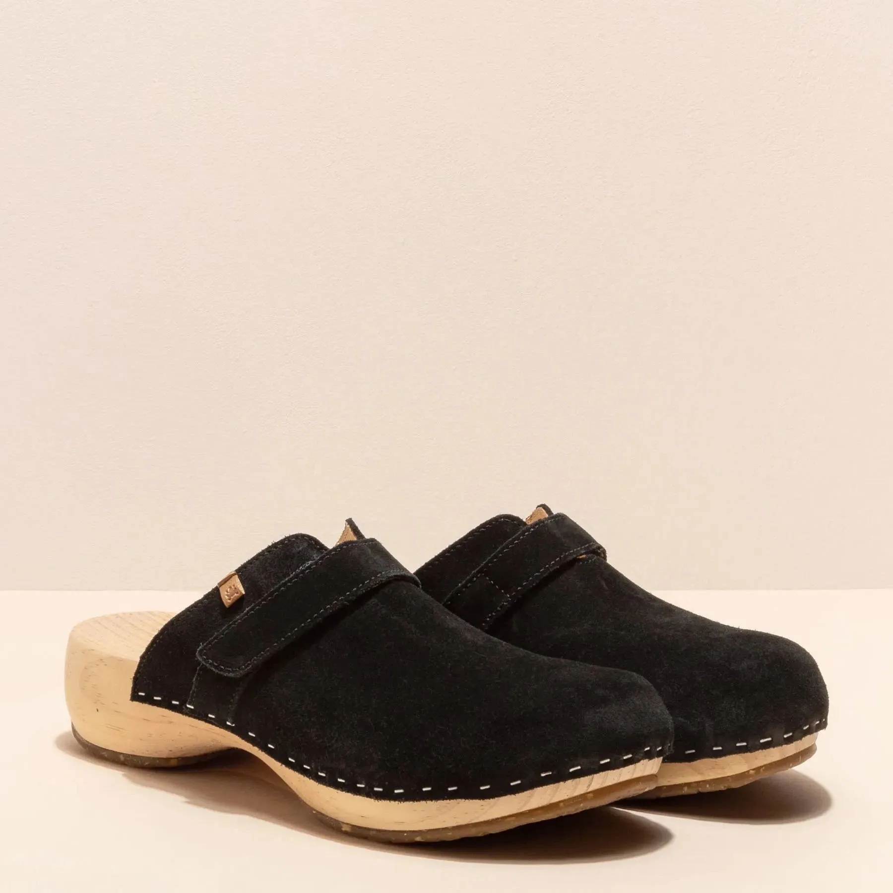 El Naturalista N5834 Clog in Black